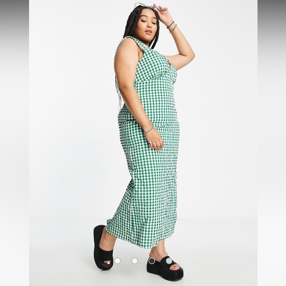 ASOS DESIGN Curve v neck midi slip sundress in green textured gingham - Picture 2 of 4